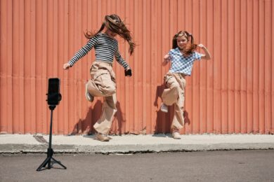 Zwei Mädchen, die ein Tanzvideo drehen