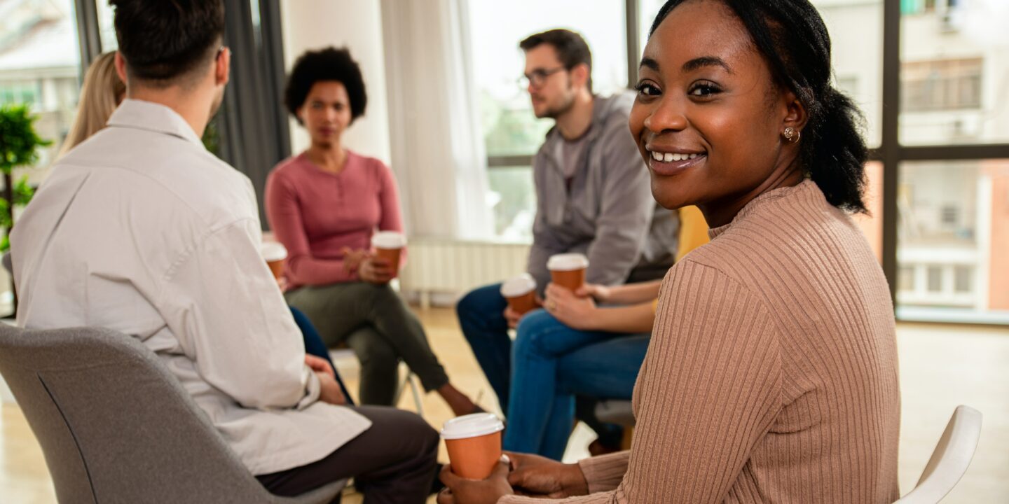 Arbeitnehmer die in der Mittagspause gemeinsam einen Kaffee trinken