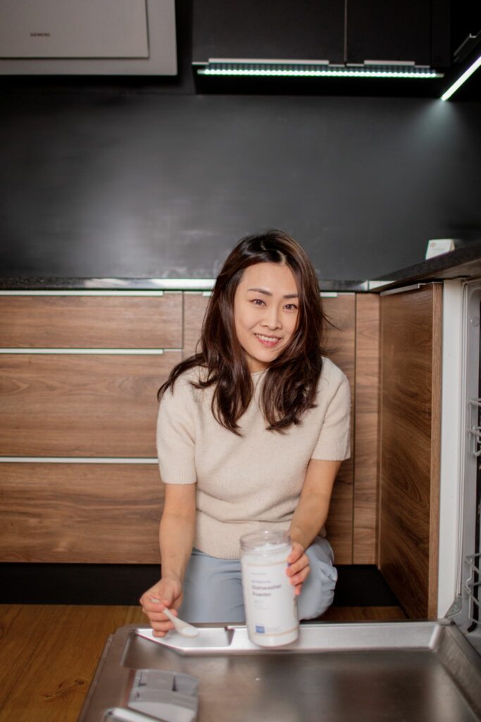 Portraitfoto der Gründerin von Mamaforest, Raffaela Hyojin, die mit einem Produkt von Mamaforest in der Hand in die Kamera sieht