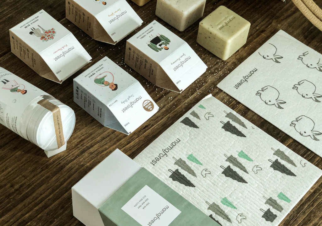 in Europa erhältliche Produkte der Marke Mamaforest, die auf einem Holztisch ausgelegt sind