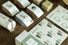 in Europa erhältliche Produkte der Marke Mamaforest, die auf einem Holztisch ausgelegt sind