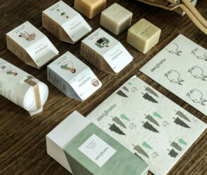 in Europa erhältliche Produkte der Marke Mamaforest, die auf einem Holztisch ausgelegt sind