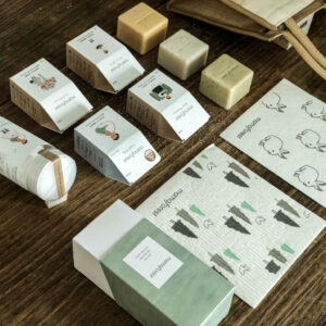 in Europa erhältliche Produkte der Marke Mamaforest, die auf einem Holztisch ausgelegt sind