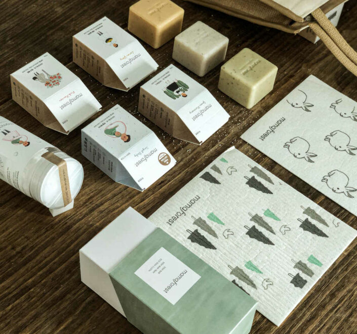 in Europa erhältliche Produkte der Marke Mamaforest, die auf einem Holztisch ausgelegt sind